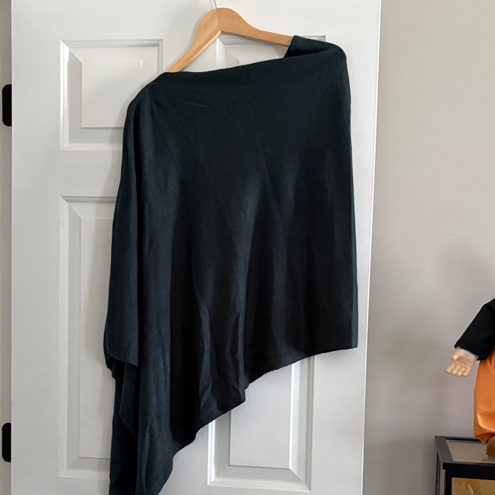 Brand new with tags Women’s Coco + Carmen Green Poncho for sale!